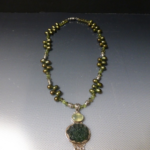 PEARLS FOR 2025 Forest nymphs moss green pearl party necklace - Picture 1 of 3